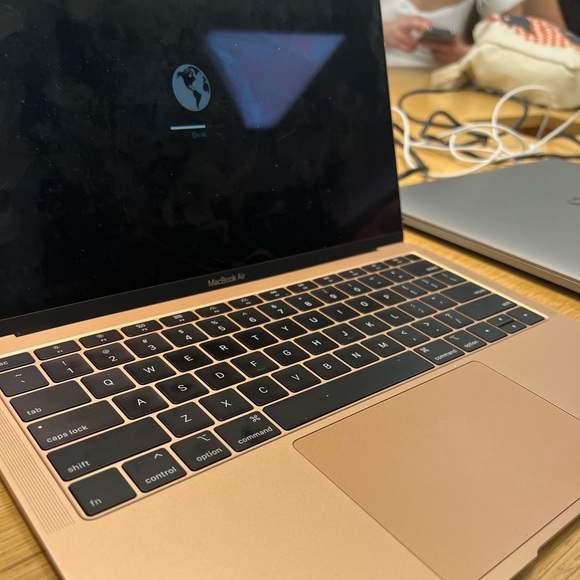 Rose gold MacBook 2018, 128 g